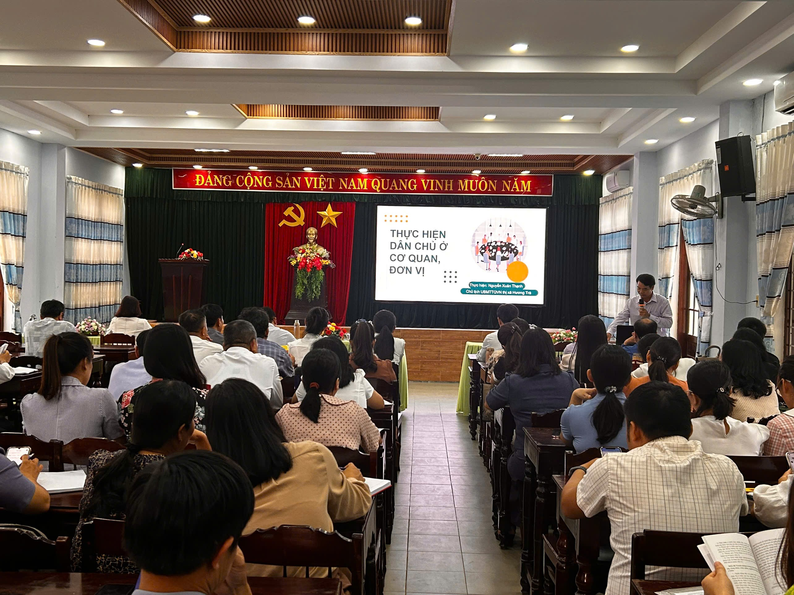 Ủy ban nhân dân thị xã Hương Trà tổ chức Hội nghị phổ biến Luật cho giáo viên trên địa bàn